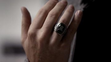 La bague d'Alaric Saltzman dans Vampire Diaries