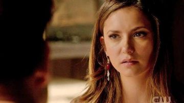 Les boucles d'oreilles d'Elena Gilbert dans Vampire Diaries S06E02