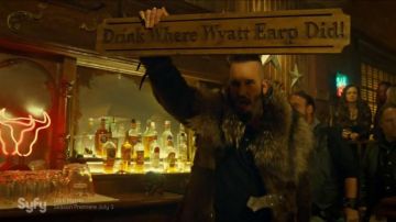 La panneau "Drink Where Wyatt Earp Did!" dans Wynonna Earp