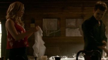 Le top Alice + Olivia de Caroline Forbes (Candice King) dans The Vampire Diaries