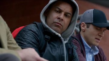 The backpack Jansport red Jon Huertas (Javier Esposito) in Castle S08E03