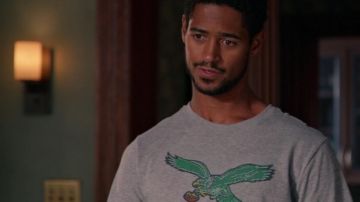 Camiseta Nike "Philadelphia Eagles" de Wes Gibbins (Alfred Enoch) dans Cómo salirse con la suya con el asesinato