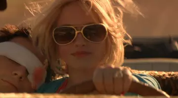 El par de gafas de sol doradas de Alabama Whitman (Patricia Arquette) en True Romance