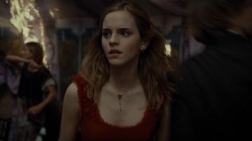 El collar de cristal rojo de Hermione Granger (Emma Watson) en Harry Potter y las Reliquias de la Muerte - Parte 1