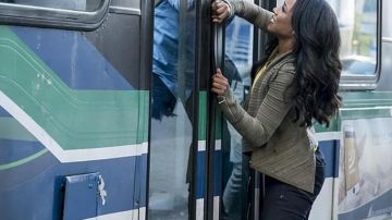 Chaqueta Marciano Llana de Iris West en Flash