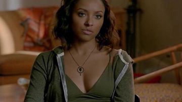 Le top kaki Out From Under de  Bonnie Bennett (Katerina Graham) dans Vampire Diaries
