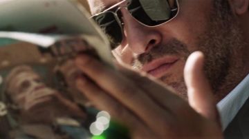 Les lunettes de soleil Ray Ban Caravan RB3136 de Moïse (Jean Dujardin) dans Möbius