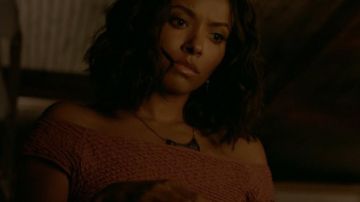 Le crop top BCBGeneration de Bonnie Bennet (Katerina Graham) dans The Vampire Diaries