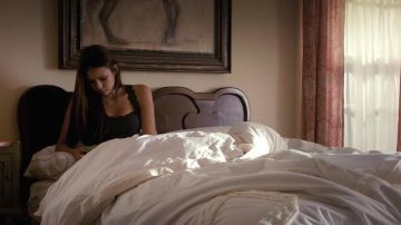 Le débardeur AE de Elena Gilbert (Nina Dobrev) dans The Vampire Diaries S01E05