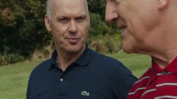 Le polo Lacoste bleu marine de Walter Robinson / Robby (Michael Keaton) dans Spotlight