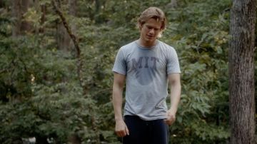 Le t-shirt du MIT de MacGyver (Lucas Till) dans MacGyver
