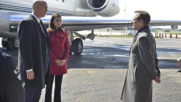 The trenchcoat red Burberry of Emily Rhodes (Italia Ricci) in Designated Survivor