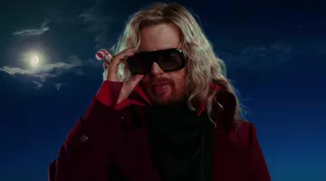 Sun-glasses Zaphod (Sam Rockwell) in H2G2 : The hitchhiker's Guide to the galaxy