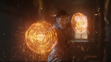 Los escudos de llamas del Dr. Stephen Strange (Benedict Cumberbatch) en Doctor Strange