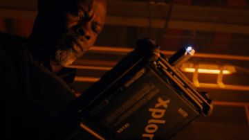 La tableta Xplore de Mose Jakande (Djimon Hounsou) en Fast and Furious 7