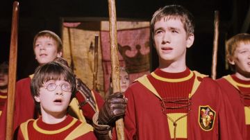 El suéter de quidditch Gryffindor usado por Harry Potter (Daniel Radcliffe) en Harry Potter la Escuela de Magos