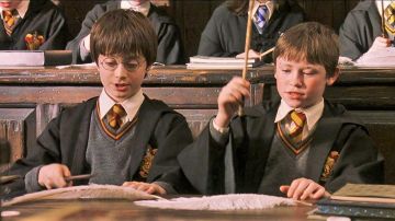 La cravate Gryffondor de Seamus Finnigan (Devon Murray) dans Harry Potter à l'école des sorciers