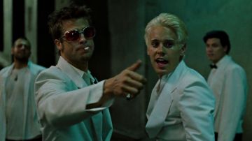 Les lunettes rouges Oli­ver Peoples 523 portées par Tyler Durden (Brad Pitt) dans Fight Club