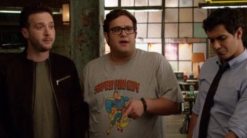 The t-Shirt "Super Fun Guy" Sylvester Dodd (Ari Stidham) in Scorpion S01E16