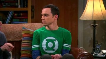 Le t-shirt vert Green Lantern de Sheldon Cooper (Jim Parsons) dans The Big Bang Theory