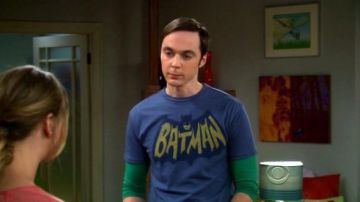 La camiseta Batman bleu de Sheldon Cooper (Jim Parsons) dans The Big Bang Theory