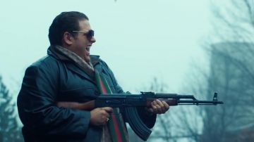 El rifle de asalto Kalashnikov AK-47 probado por Efraim Diveroli (Jonah Hill) en Albania en la película War dogs