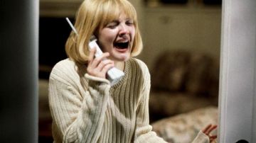 Le pull porté par Casey Becker (Drew Barrymore) dans Scream