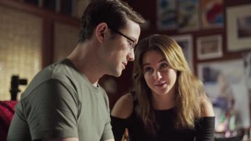 Le haut de Lindsay Mills (Shailene Woodley) dans Snowden