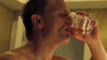 The glass of Whisky of James Bond (Daniel Craig) in Casino Royale