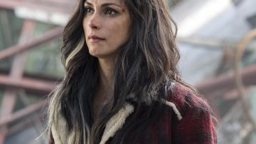 the coat plaid red Vanessa (Morena Baccarin) in Deadpool