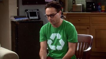Le t-shirt vert "recyclage" de Leonard Hofstadter (Johnny Galecki ) dans The Big Bang Theory