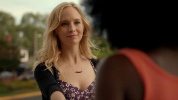 Le collier Garnet and Black Spinel de Caroline Forbes dans The Vampire Diaries