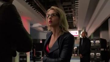 Chaqueta de cuero de Felicity Smoak (Emily Bett Rickards) en Arrow