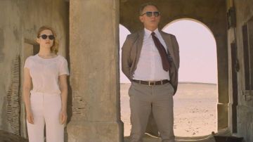 The burgundy tie James Bond (Daniel Craig) in Spectrum