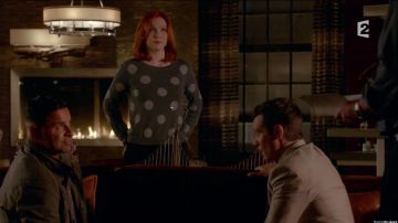 Le pull gris à pois brillants d'Alexis Castle (Molly Quinn) dans Castle
