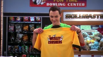 Le t-shirt jaune des "Wes­ley Cru­shers" (équipe bowling) de Sheldon Cooper dans The Big Bang Theory