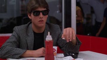 Gafas de sol Ray-Ban Wayfarer de Joel Goodson (Tom Cruise) en un negocio arriesgado