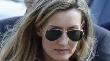 Les lunettes de soleil Ray-Ban aviator de Alex Kirkman (Natascha McElhone) dans Designated Survivor