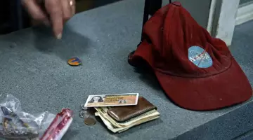 La gorra roja oscura de la NASA de Casey Newton (Britt Robertson) en en busca del mañana