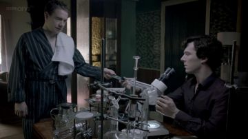 Le microscope Prior ZoomMaster 65 de Sherlock Holmes (Benedict Cumberbatch) dans Sherlock