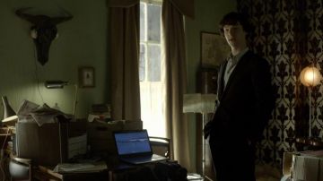 Cráneo de bisonte en el apartamento de Sherlock Holmes (Benedict Cumberbatch) en Sherlock