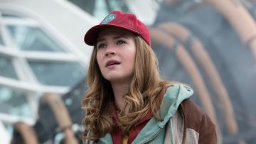 La casquette de la Nasa de Casey Newton (Britt Robertson) dans À la poursuite de demain