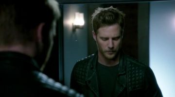 La chaqueta de cuero AllSaints usada por Brian Finch (Jake McDorman) en la serie Limitless (Temporada 1 Episodio 5)