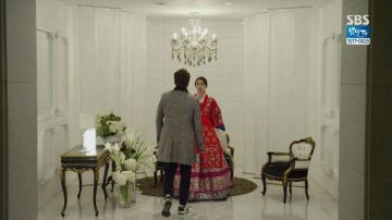 Zapatos adidas de Han Tae-Hee en Birth of a Beauty ep.5