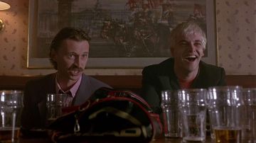 El bolso deportivo rojo y negro Head de Francis Begbie (Robert Carlyle) en Trainspotting