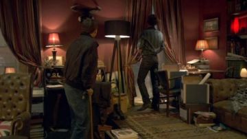 La lámpara de pie trípode de Sherlock Holmes (Benedict Cumberbatch) en Sherlock