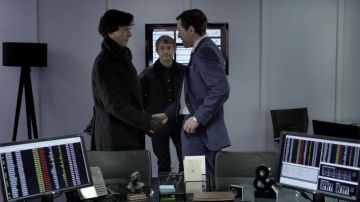 La lámpara de pie con trípode en la oficina de Sebastian Wilkes (Bertie Carvel) en Sherlock