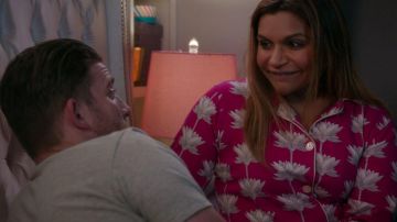 Le pyjama rose Bedhead du Dr Mindy Lahiri (Mindy Kaling) dans The Mindy Project