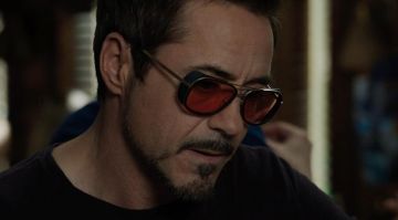 Sunglasses red of Tony Stark (Robert Downey, Jr.) in Iron Man 3