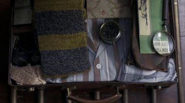 The scarf is grey and yellow and Norbert Dragon (Eddie Redmayne) in Fantastic Animals